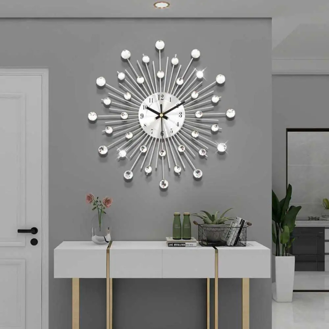 Nowoczesny zegar ścienny z metalu i szkła. Elegancki design, idealna dekoracja do salonu i domu.