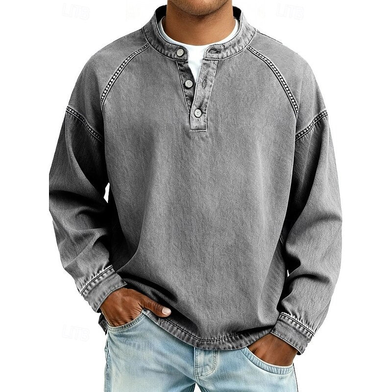 Męska szara koszulka henley ze stojącym kołnierzem noszona przez modela