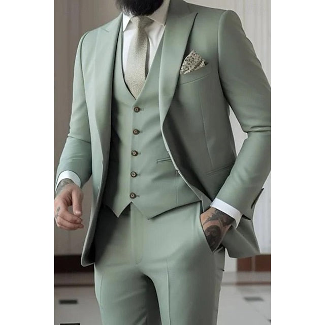 Mężczyzna w eleganckim zielonym garniturze trzyczęściowym
