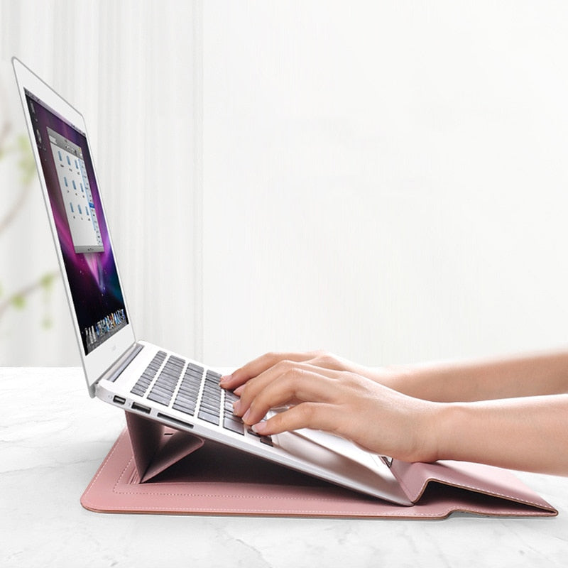 Innowacyjne rozwiązanie: pokrowiec na laptopa z wbudowaną podstawką. Ułatwia pracę zdalną.