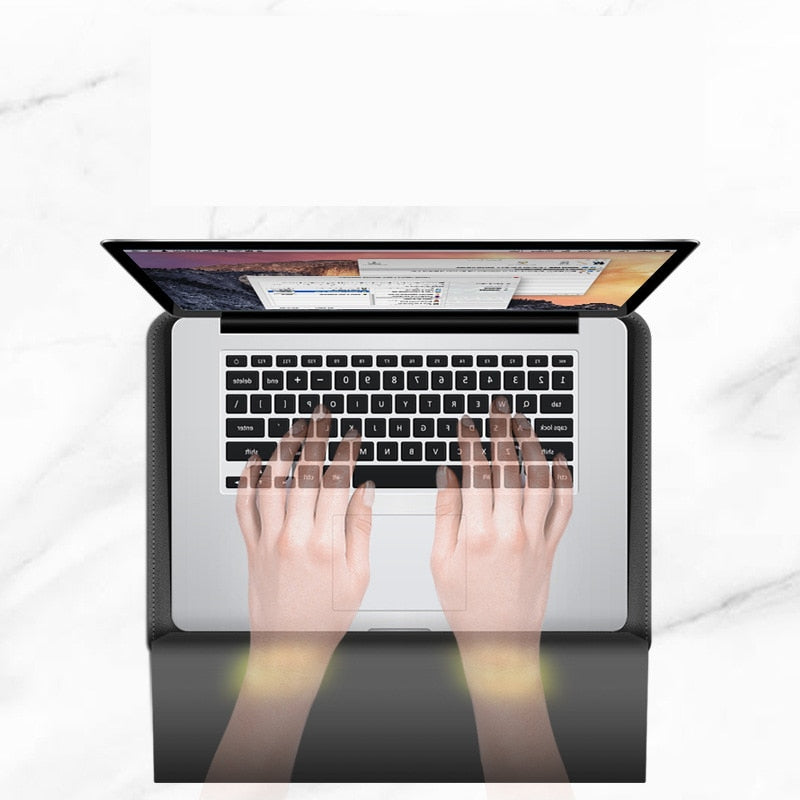 Ochronne etui z miejscem na akcesoria i ergonomiczną podstawką pod laptopa.