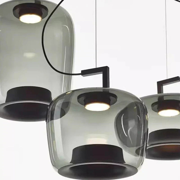 Szklana lampa wisząca nad stół w nowoczesnej jadalni
