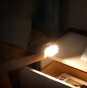 Okrągła lampa LED z czujnikiem ruchu, oferująca ciepłe lub chłodne światło. Idealna do wnętrz.