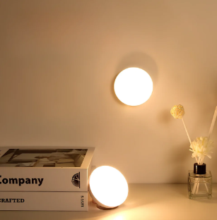 Lampa LED okrągła z czujnikiem ruchu zamontowana w korytarzu. Automatyczne i energooszczędne oświetlenie.
