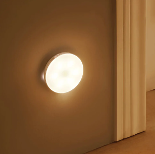 Bezprzewodowa lampa LED z czujnikiem ruchu, idealna do szafy. Ciepłe światło, automatyczne włączanie.