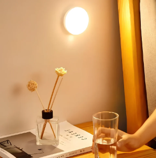 Minimalistyczna okrągła lampa LED z czujnikiem ruchu, inteligentne oświetlenie do każdego wnętrza.