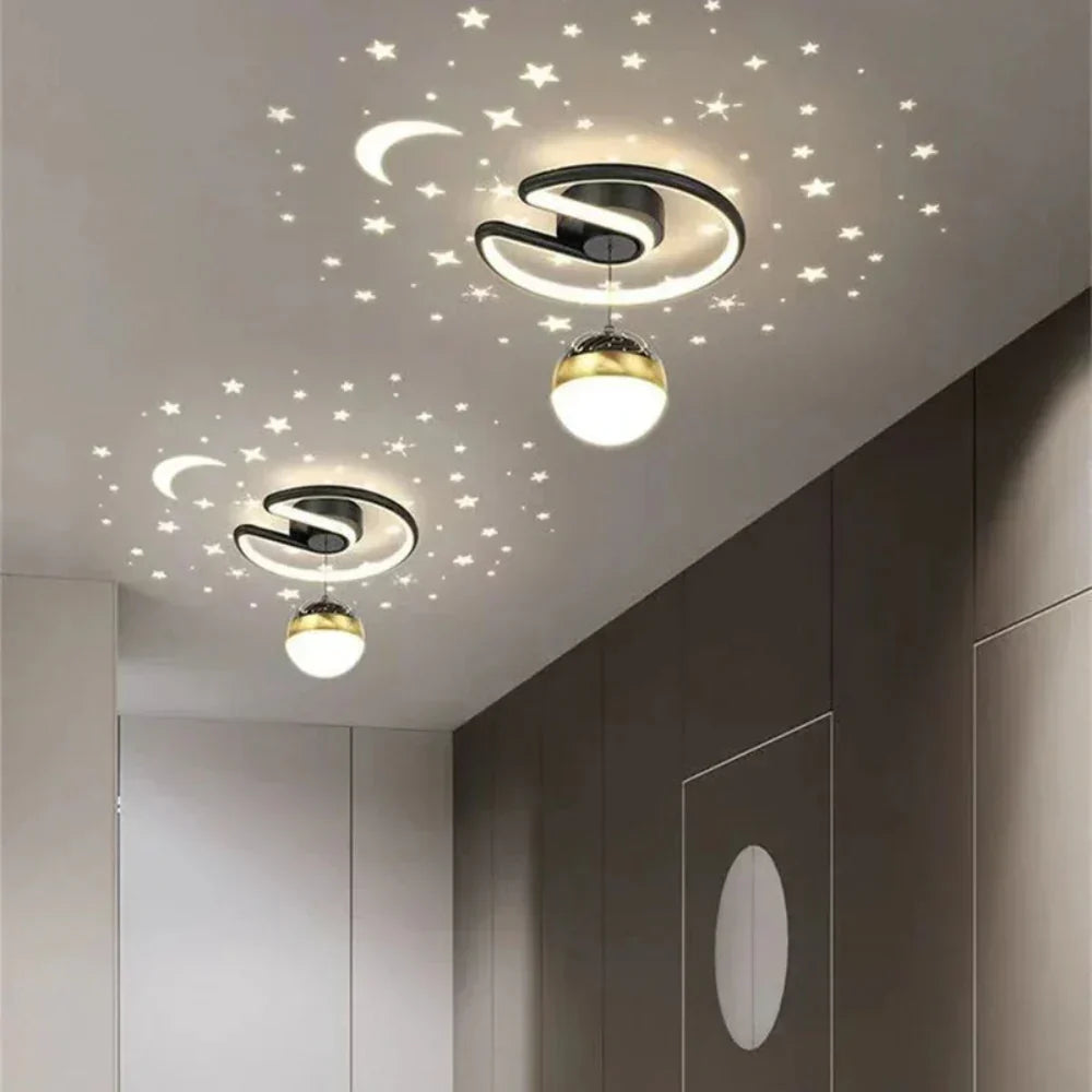Ściemniana okrągła lampa sufitowa LED z motywem gwiazd. Tworzy magiczną atmosferę w pokoju dziecięcym.
