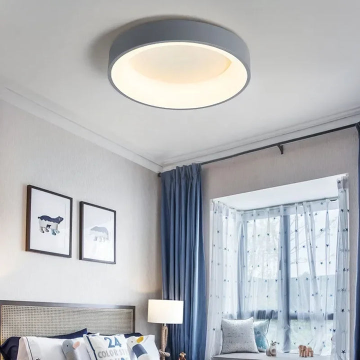 Minimalistyczna lampa sufitowa LED w stylu skandynawskim. Nowoczesna oprawa oświetleniowa do domu.