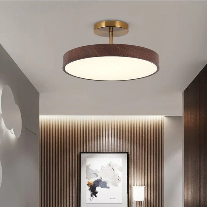 Półwpuszczana lampa sufitowa LED z drewnianymi detalami. Skandynawska, minimalistyczna estetyka.