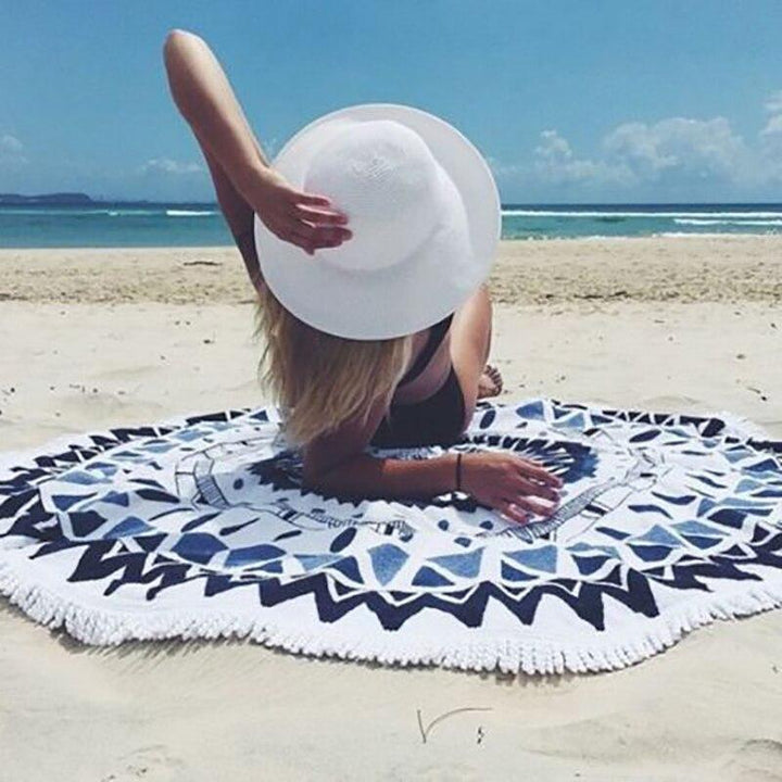Niebieski, okrągły ręcznik plażowy damski z egzotycznym, orientalnym wzorem. Idealny na letnie wakacje.