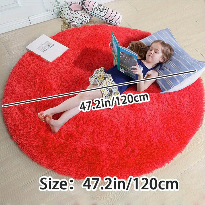Detal puszystego runa okrągłego dywanu wysokiej jakości