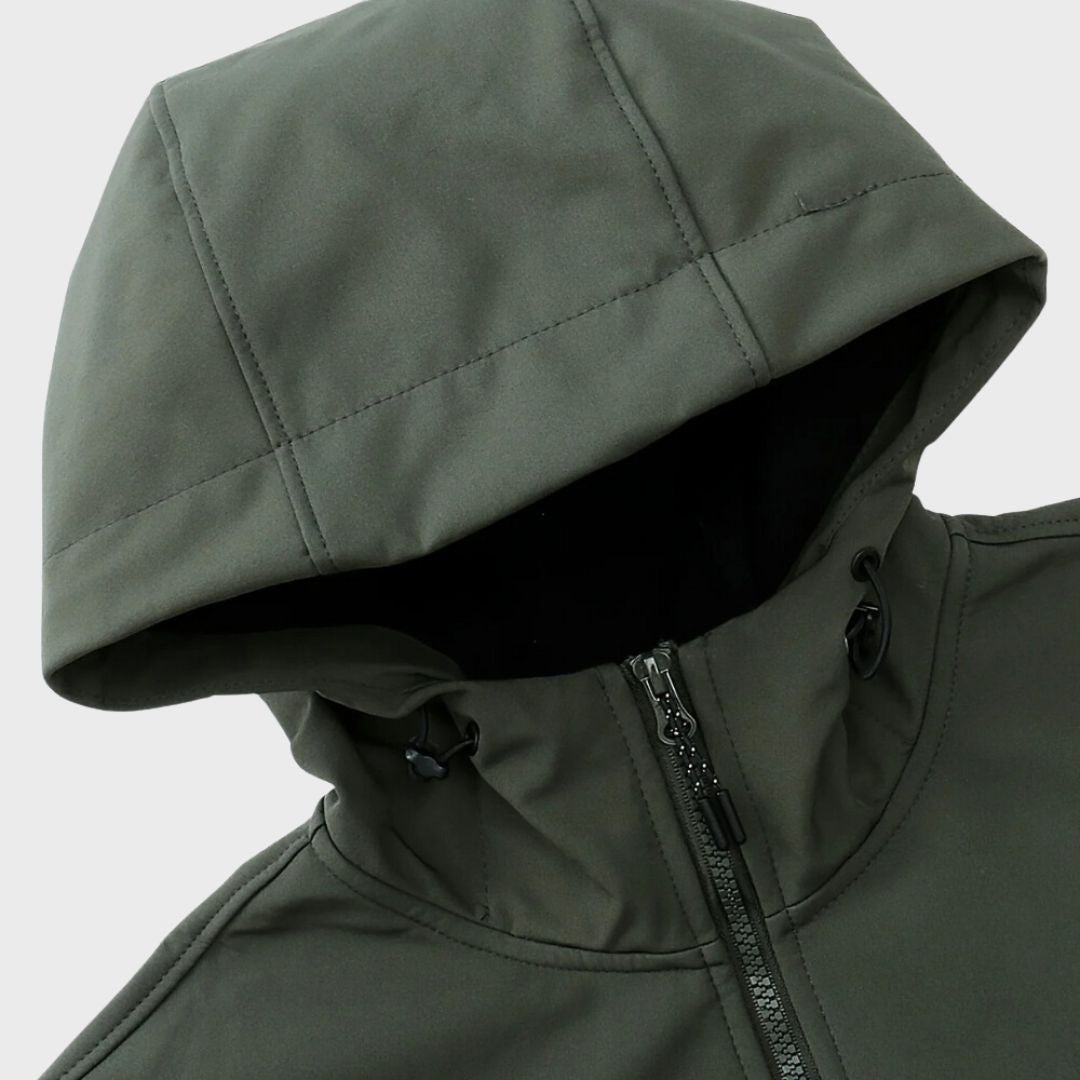 Czarna kurtka męska softshell outdoor z kapturem, zbliżenie na materiał