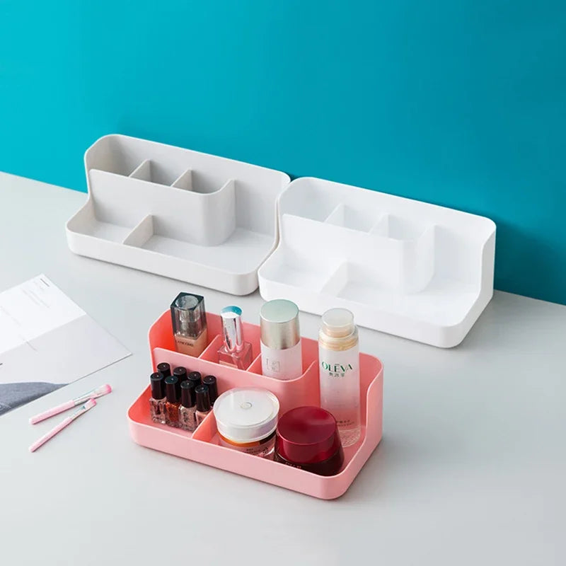 Elegancki organizer na kosmetyki do łazienki lub toaletki, z miejscem na pędzle i szminki.