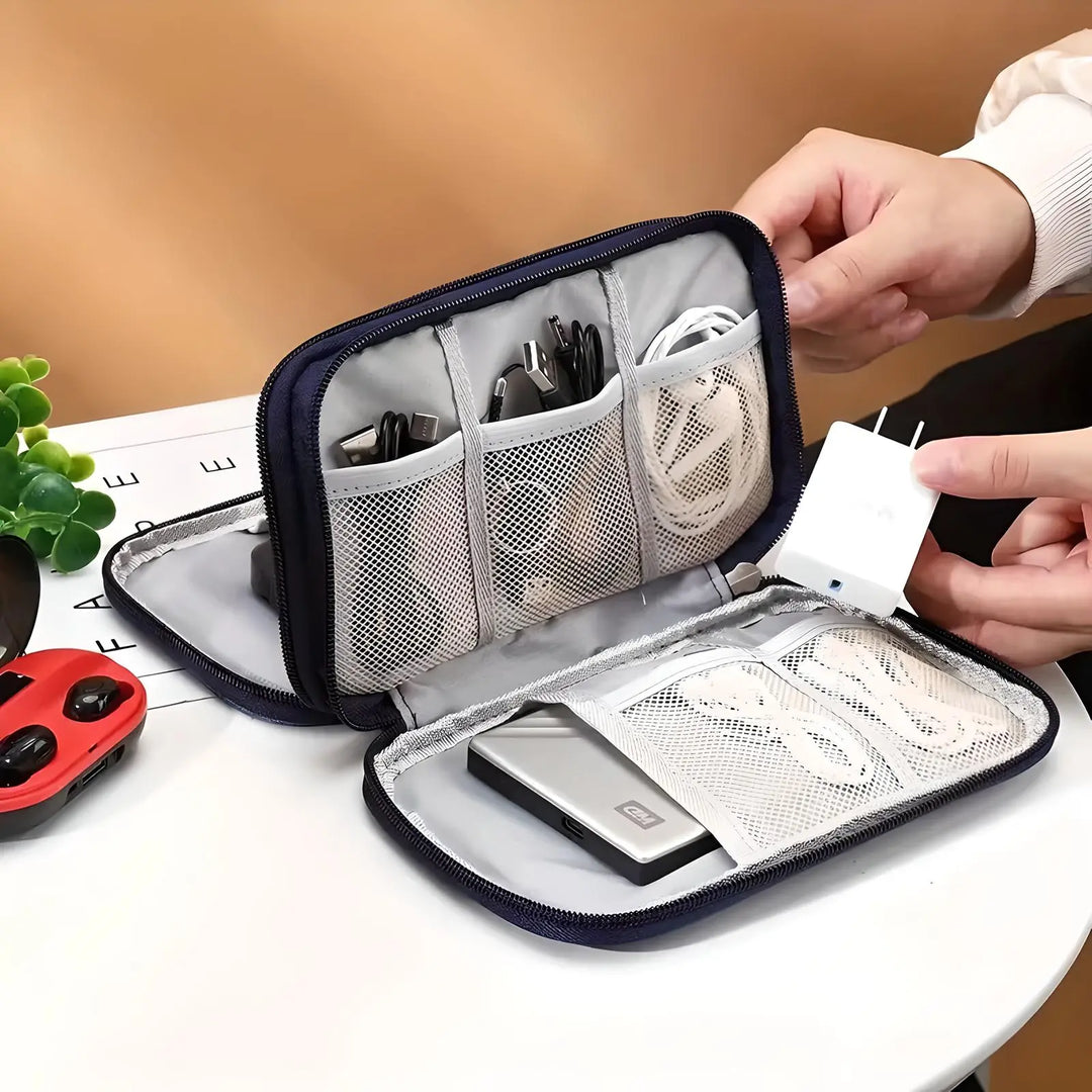 Elegancki czarny organizer podróżny, chroniący akcesoria elektroniczne i kable przed uszkodzeniem i zagubieniem.