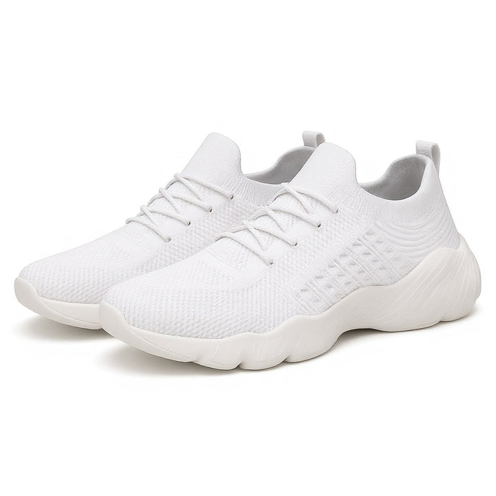 Białe męskie sneakersy ortopedyczne na białym tle