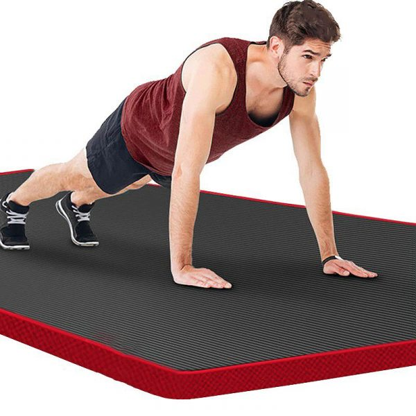 Mężczyzna wykonujący plank na antypoślizgowej macie do fitnessu w domu