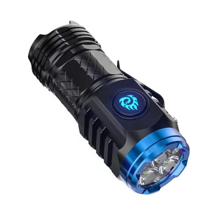 Czarna mini latarka LED z trzema reflektorami i niebieskim podświetleniem włącznika