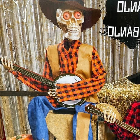 Zabawna dekoracja na Halloween przedstawiająca animowane szkielety grające na banjo