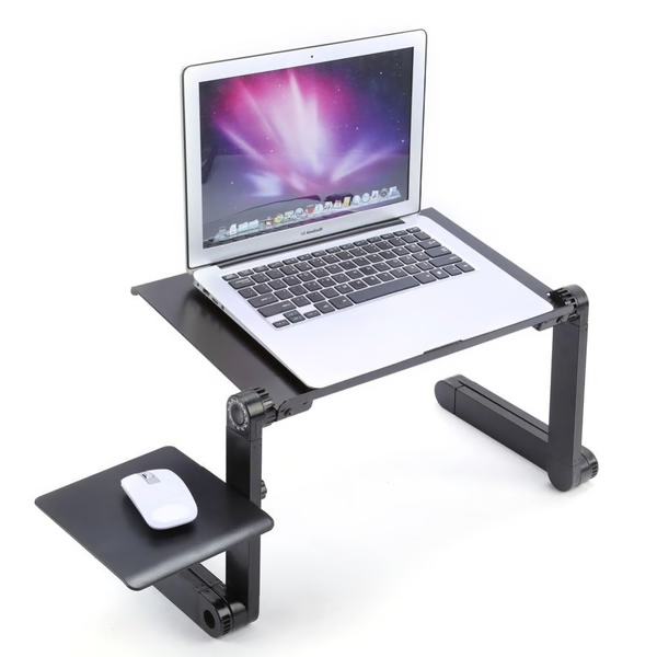 Składany stojak na laptopa w kolorze srebrnym ustawiony na biurku