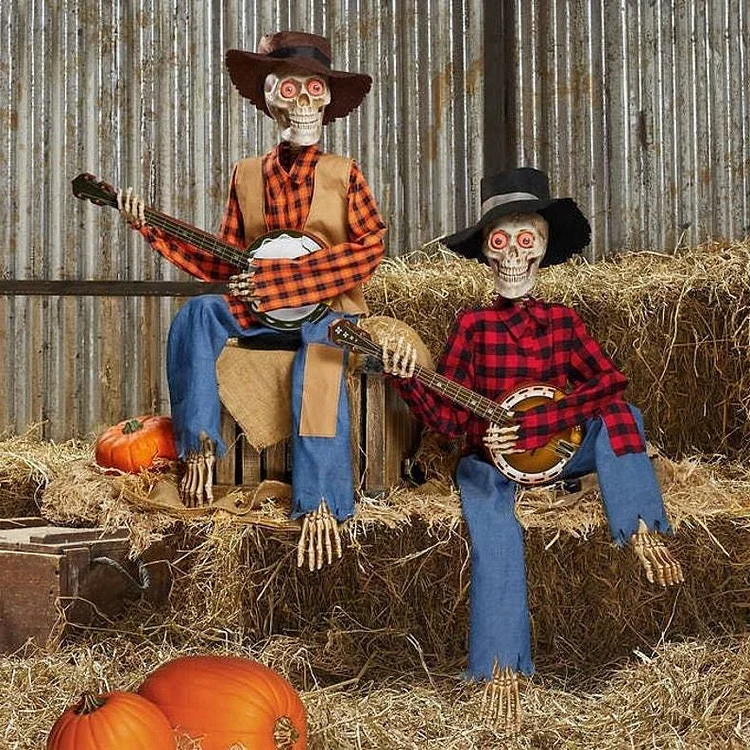 Muzyczna dekoracja domu na Halloween ze szkieletami grającymi na banjo