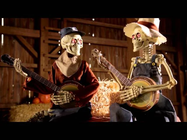 Animowany szkielet z banjo jako oryginalna ozdoba na Halloween