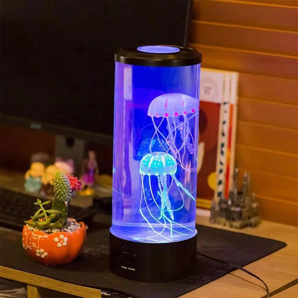 Lampa LED z meduzami i akwarium prezentowana w ciemnym pokoju z kolorowym światłem