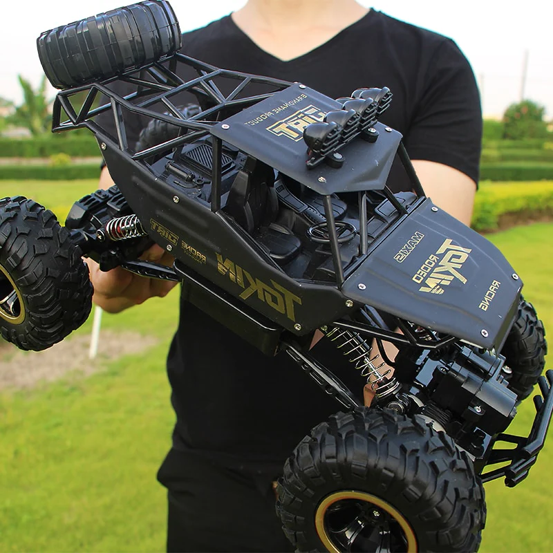 Czarny model samochodu terenowego RC z detalami