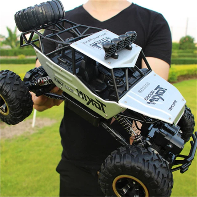 Auto RC terenowe w skali 1:12 pokonujące przeszkody na trawie