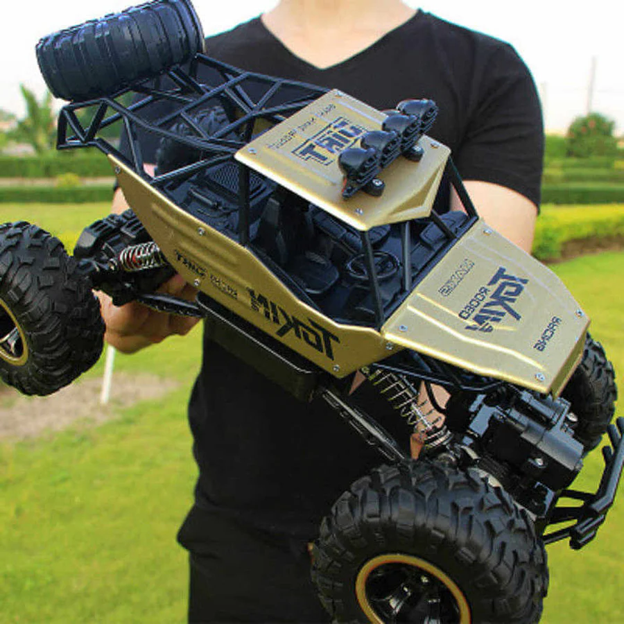 Zdalnie sterowany monster truck 4WD 1:12 na kamienistej drodze w terenie