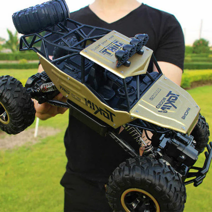 Zdalnie sterowany monster truck 4WD 1:12 na kamienistej drodze w terenie