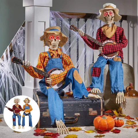 Dwa animowane szkielety siedzące na kufrze w otoczeniu dekoracji halloweenowych