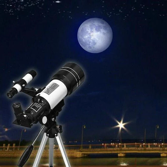 Profesjonalny teleskop astronomiczny skierowany na Księżyc na tle rozgwieżdżonego nieba