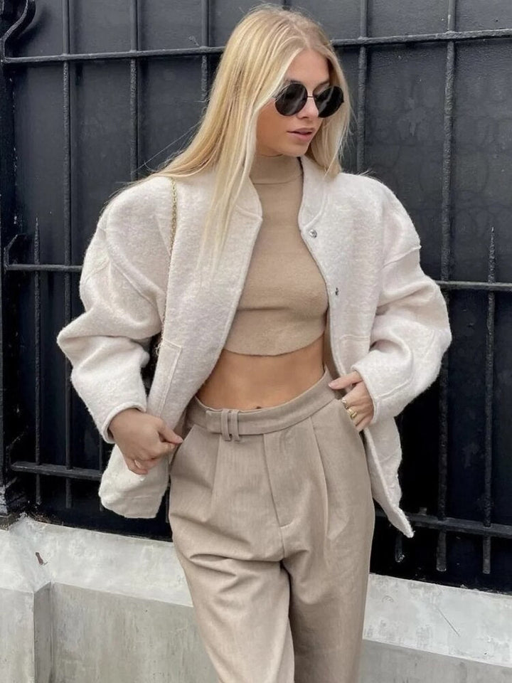 Beżowy modny sweter damski w stylu bomber z miękkiej dzianiny