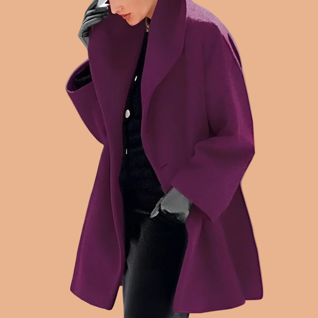 Modny płaszcz damski zimowy z szerokim, eleganckim kołnierzem, w stylu oversize. Ciepły i stylowy.