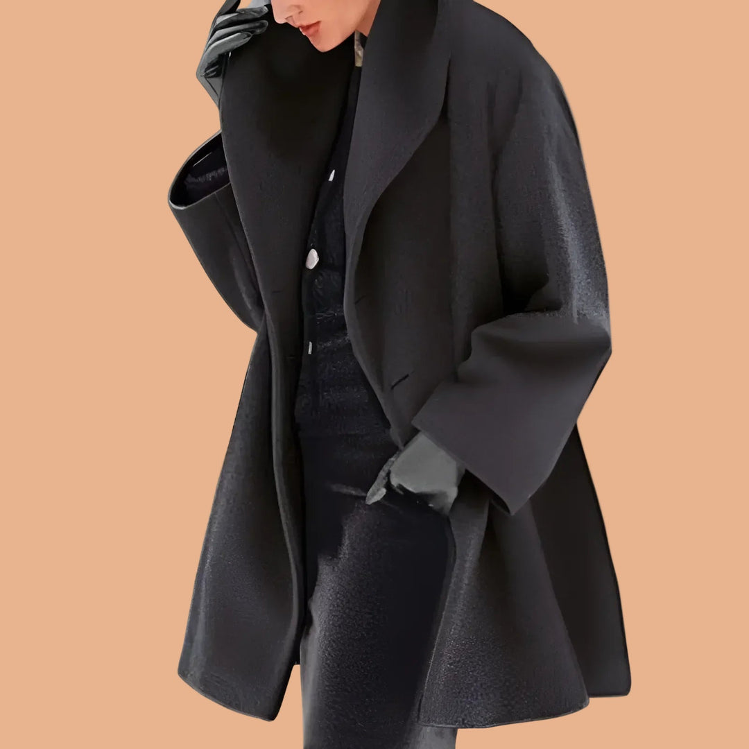 Ciepły zimowy płaszcz damski w kroju oversize. Elegancki design i modny szeroki kołnierz.