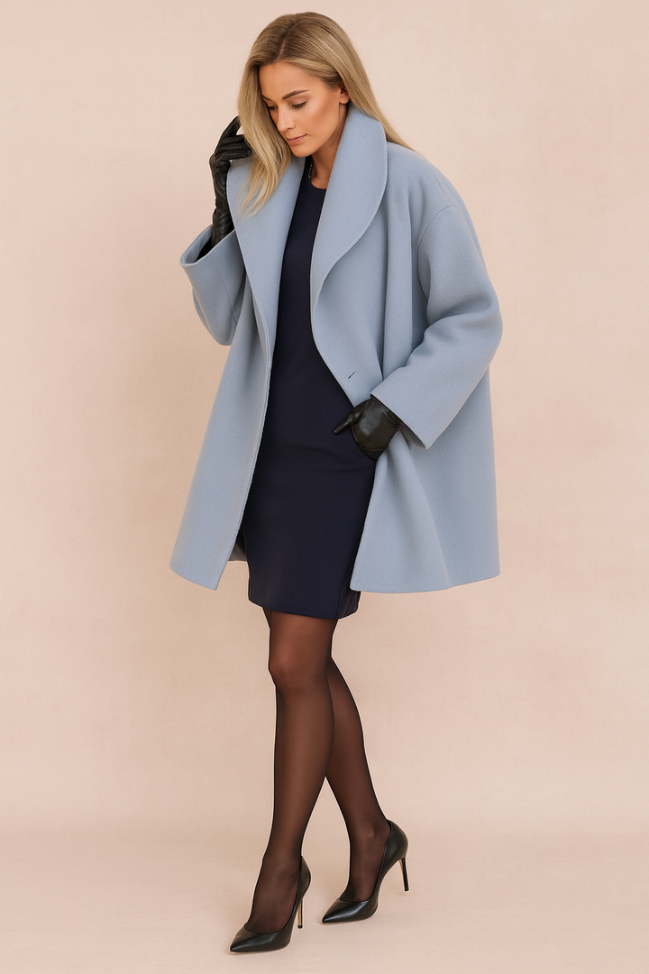 Kobieta w eleganckim, modnym płaszczu zimowym oversize z szerokim kołnierzem. Idealny na mrozy.