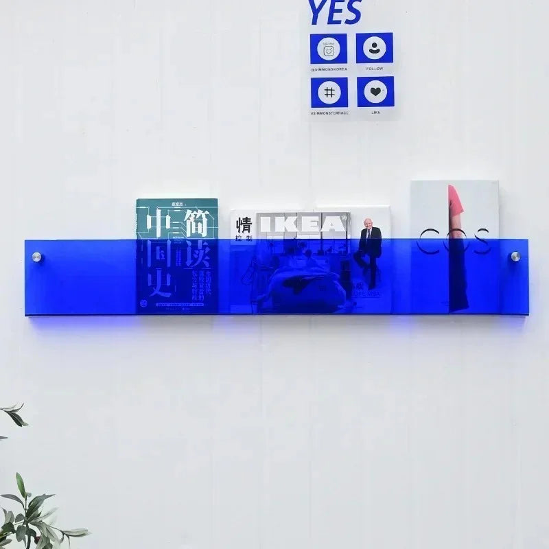 Czysty design półki ściennej na książki i płyty, idealny dla minimalistów i porządku.