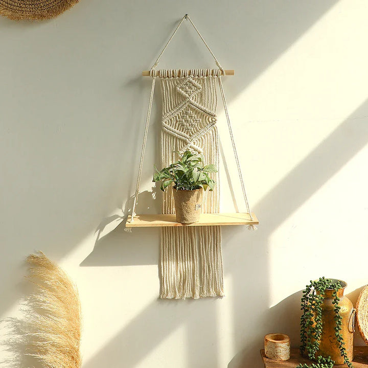 Półka makramowa ścienna boho z drewna, idealna dekoracja do salonu. Funkcjonalny styl.