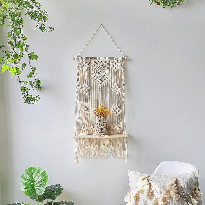 Elegancka drewniana półka ścienna z plecionką makramy. Must-have dla wnętrz w stylu boho.