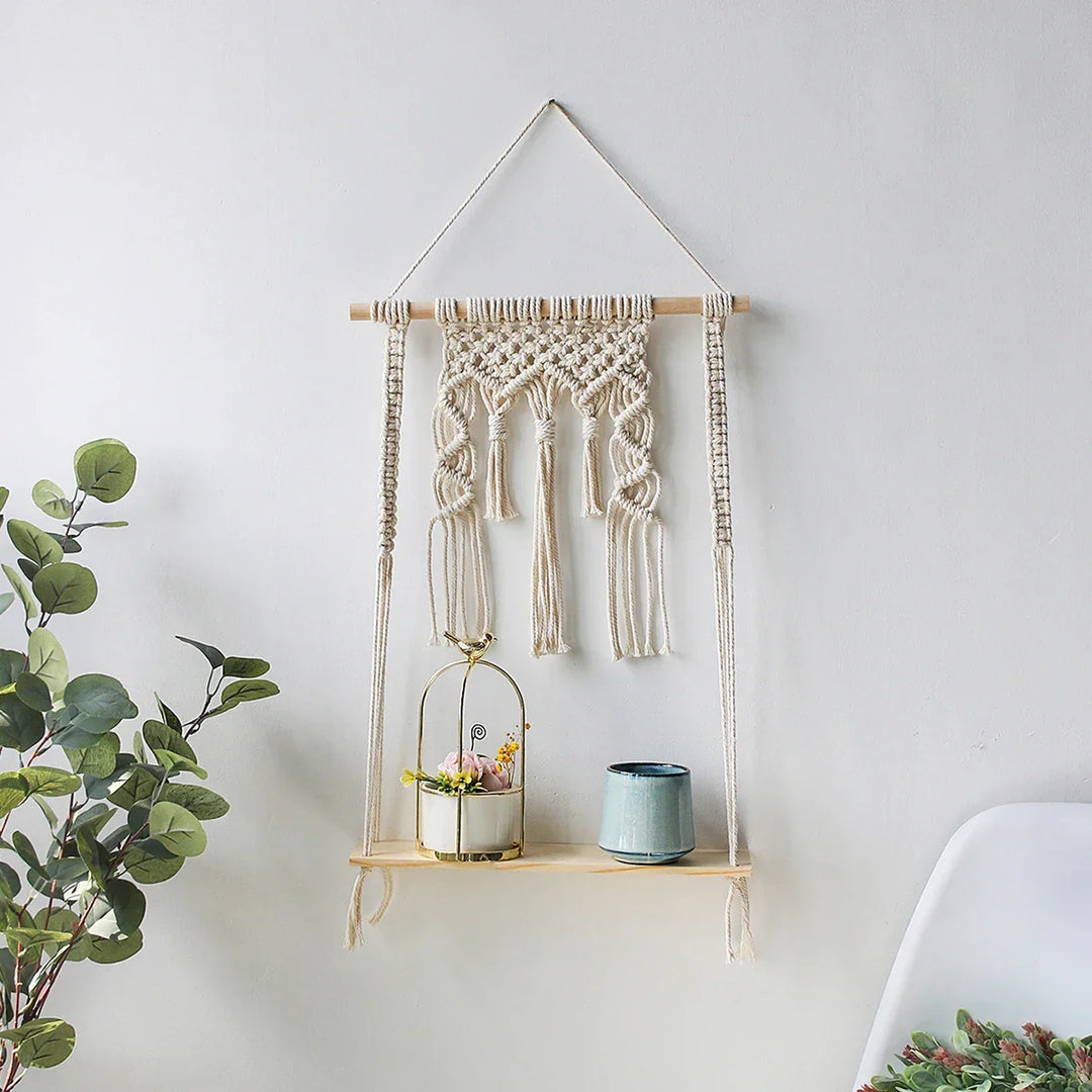 Aranżacja wnętrza z makramową półką ścienną boho. Idealna dekoracja do salonu lub sypialni.