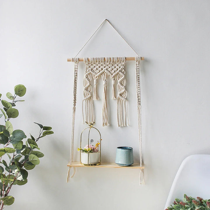 Aranżacja wnętrza z makramową półką ścienną boho. Idealna dekoracja do salonu lub sypialni.