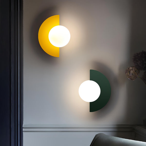 Nowoczesna metalowa lampa ścienna w stylu skandynawskim. Minimalistyczne oświetlenie, ciepłe światło.