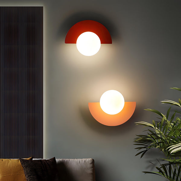 Elegancka półokrągła lampa ścienna, zapewniająca nastrojowe oświetlenie. Skandynawski design, metalowa oprawa.