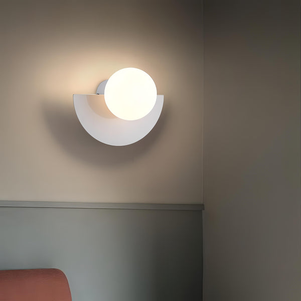 Minimalistyczna lampa ścienna LED, skandynawski design z ciepłym, subtelnym światłem. Nowoczesne oświetlenie.