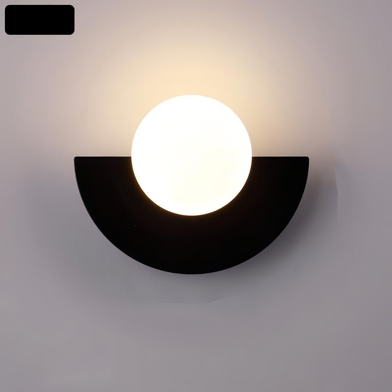 Metalowa lampa ścienna półokrągła. Ciepłe światło LED. Skandynawski styl, minimalistyczne oświetlenie.