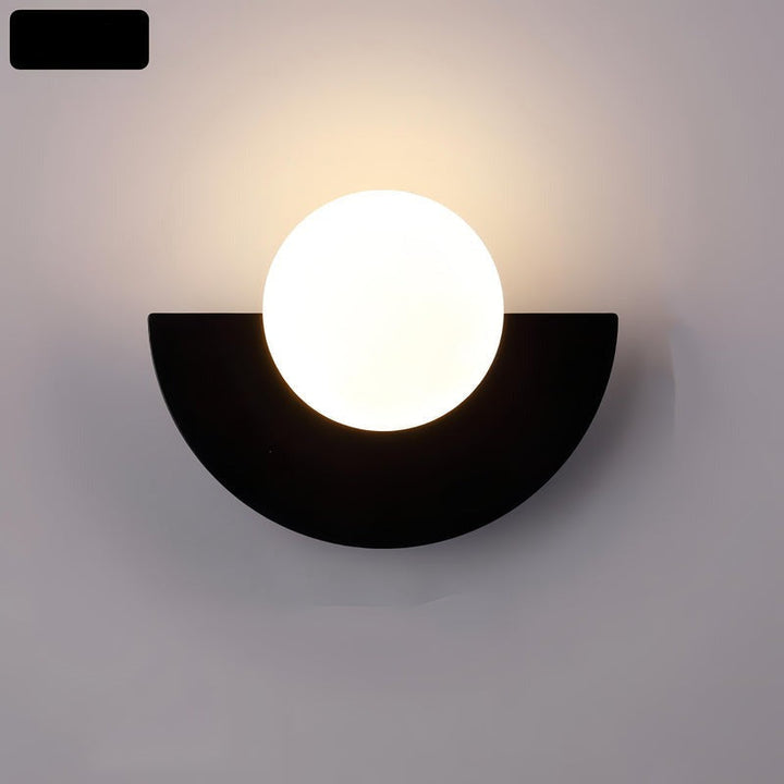 Metalowa lampa ścienna półokrągła. Ciepłe światło LED. Skandynawski styl, minimalistyczne oświetlenie.
