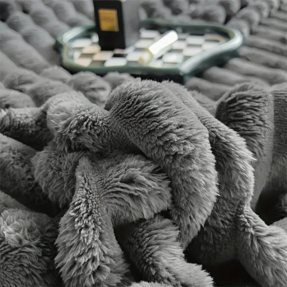 Uniwersalny koc w paski, ciepły i przytulny. Doskonały do każdego pomieszczenia, całoroczny dodatek.