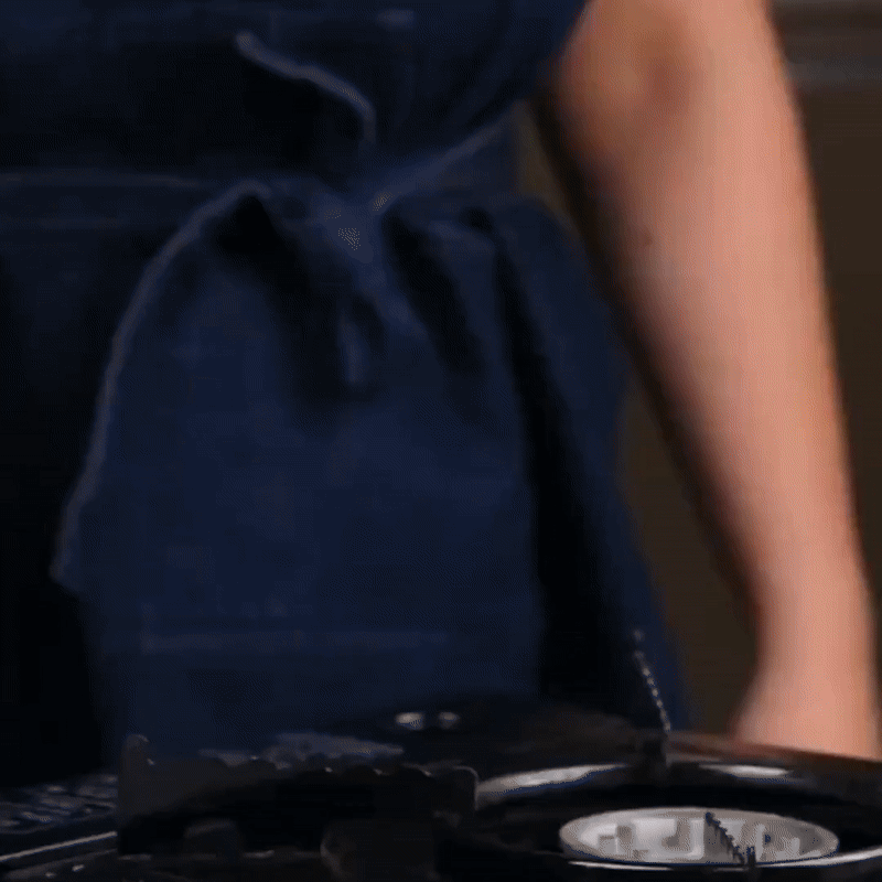 Żaroodporna patelnia tytanowa, trwała i bez powłoki, do pieczenia i smażenia w wysokich temperaturach.