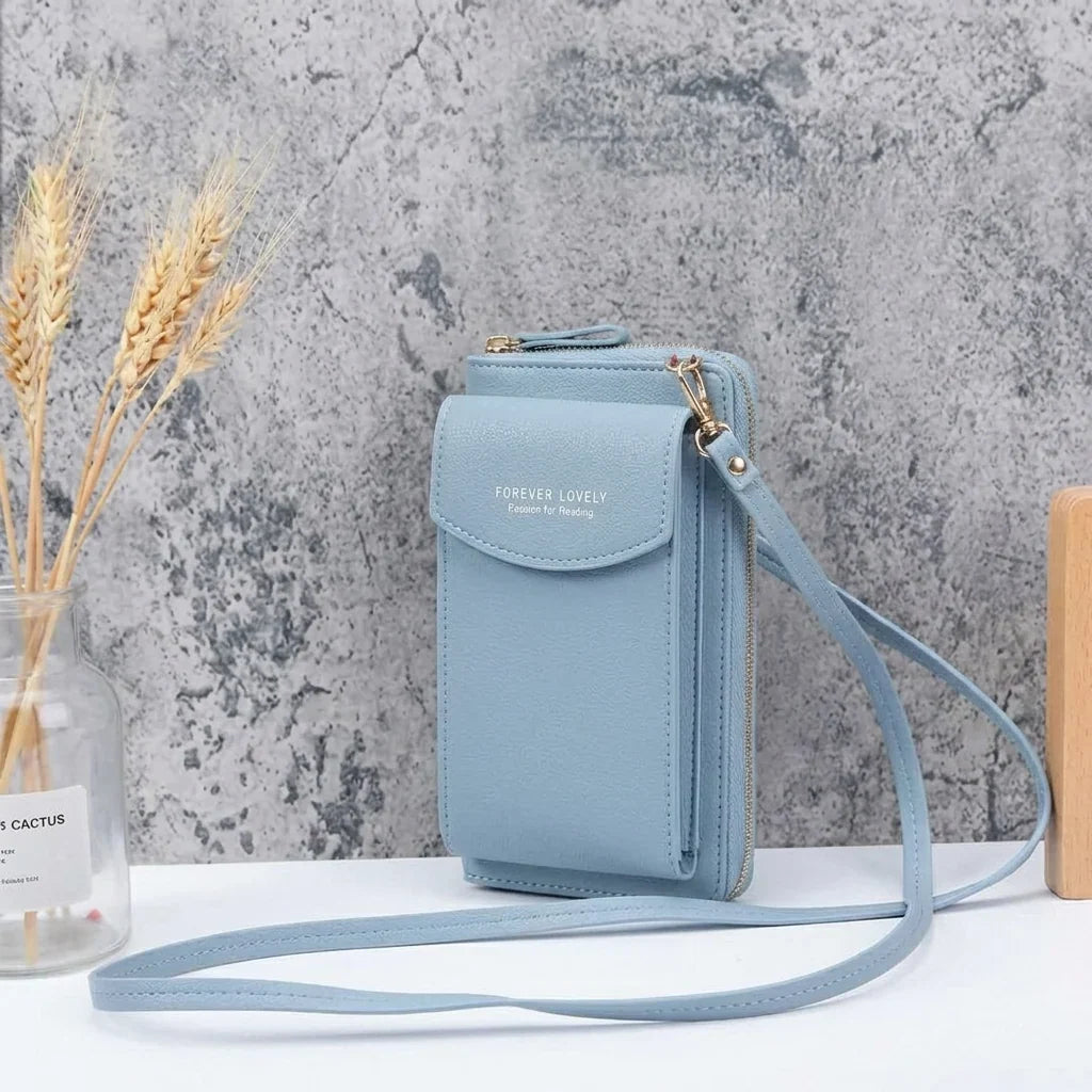 Czarna torebka crossbody damska prezentująca wnętrze i pojemne komory
