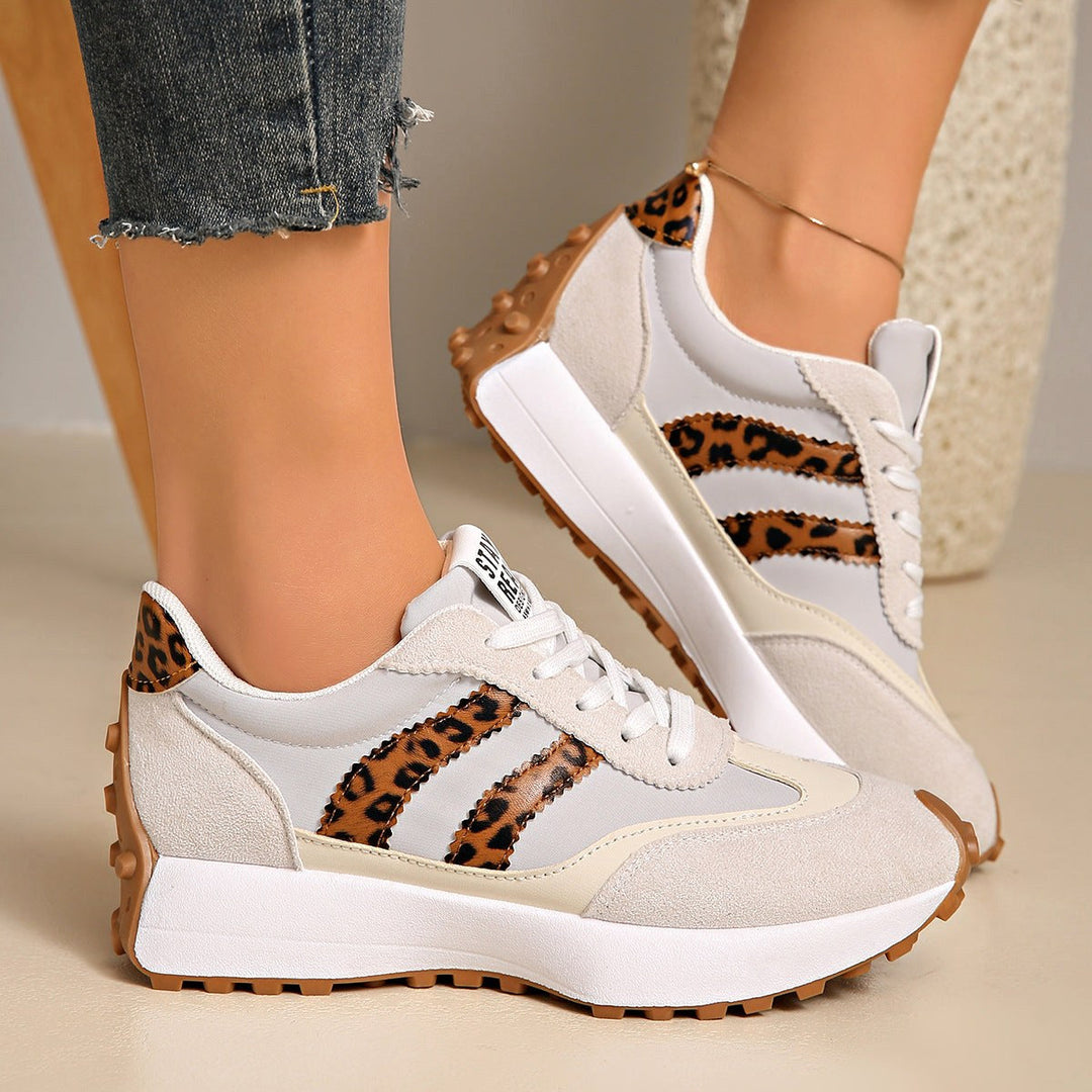 Modne buty codzienne Petra zestawione z casualową odzieżą damską